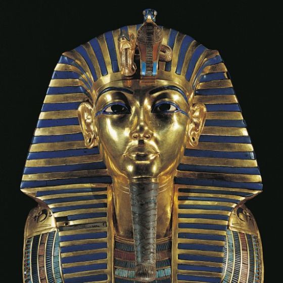 Funerary mask of Tutankhamen (1347/1338 b.C.), Dynasty XVIII. Gold inlaid with lapis lazuli, obsidian and turquoise