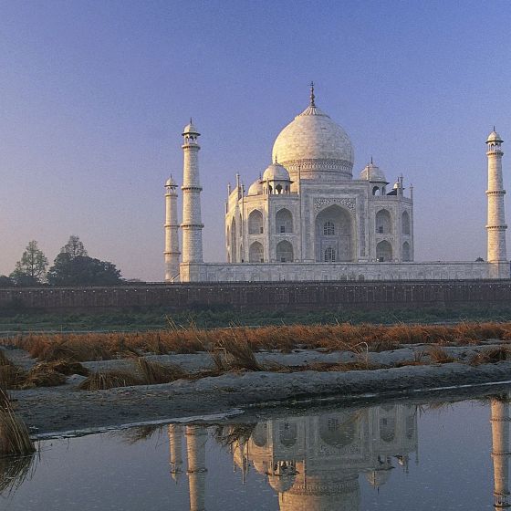 Taj Mahal mausoleum (UNESCO World Heritage List, 1983), built between 1631 and 1648 by the Mughal emperor Shah Jahan in memory of his wife Mumtaz Mahal, with the Yamuna river in the foreground, Agra, Uttar Pradesh. India, 17th century.